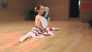 CDA Festivali 2023 – Dance Edition CDA Festivali 2023 Dance ishte një ngjarje spektakolare që solli së bashku artistët më të mirë të skenës së muzikës dhe të vallëzimit në Shqipëri. Me performanca energjike, koreografi të mahnitshme dhe një atmosferë të jashtëzakonshme, festivali ofroi një përvojë të paharrueshme për të gjithë pjesëmarrësit. Nga ritmet moderne të pop-it dhe hip-hop-it, tek lëvizjet e energjisë së lartë të dance hall dhe style-t të tjera urban, çdo performancë ishte një shfaqje e pasionit dhe kreativitetit. Publiku pati mundësinë të ndjekë talente të reja, si dhe emra të njohur që sollën performanca të mbushura me emocion dhe profesionalizëm. Ngjarja u karakterizua nga entuziazmi i pafund i pjesëmarrësve, energjia e performuesve dhe organizimi i shkëlqyer, duke e bërë CDA Festivali 2023 Dance një pikë referimi për komunitetin e muzikës dhe vallëzimit në vend. Një mbrëmje e mbushur me ritëm, dritë dhe emocione, që do të mbetet gjatë në mendjet e të gjithëve. #CDAFestivali2023 #DanceEdition #AlbanianMusic #DanceVibes #LivePerformance #FestivalMagic #MusicAndDance #TalentsOfAlbania #EnergyOnStage #UnforgettableNight